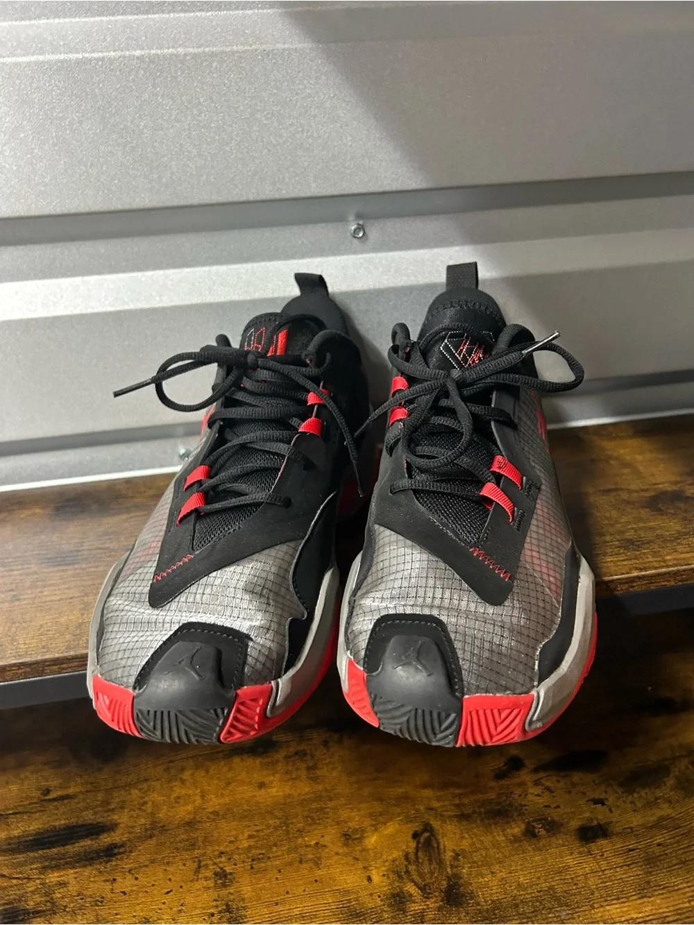 Jordan Kids Low-Top Sneakers in Black and Red